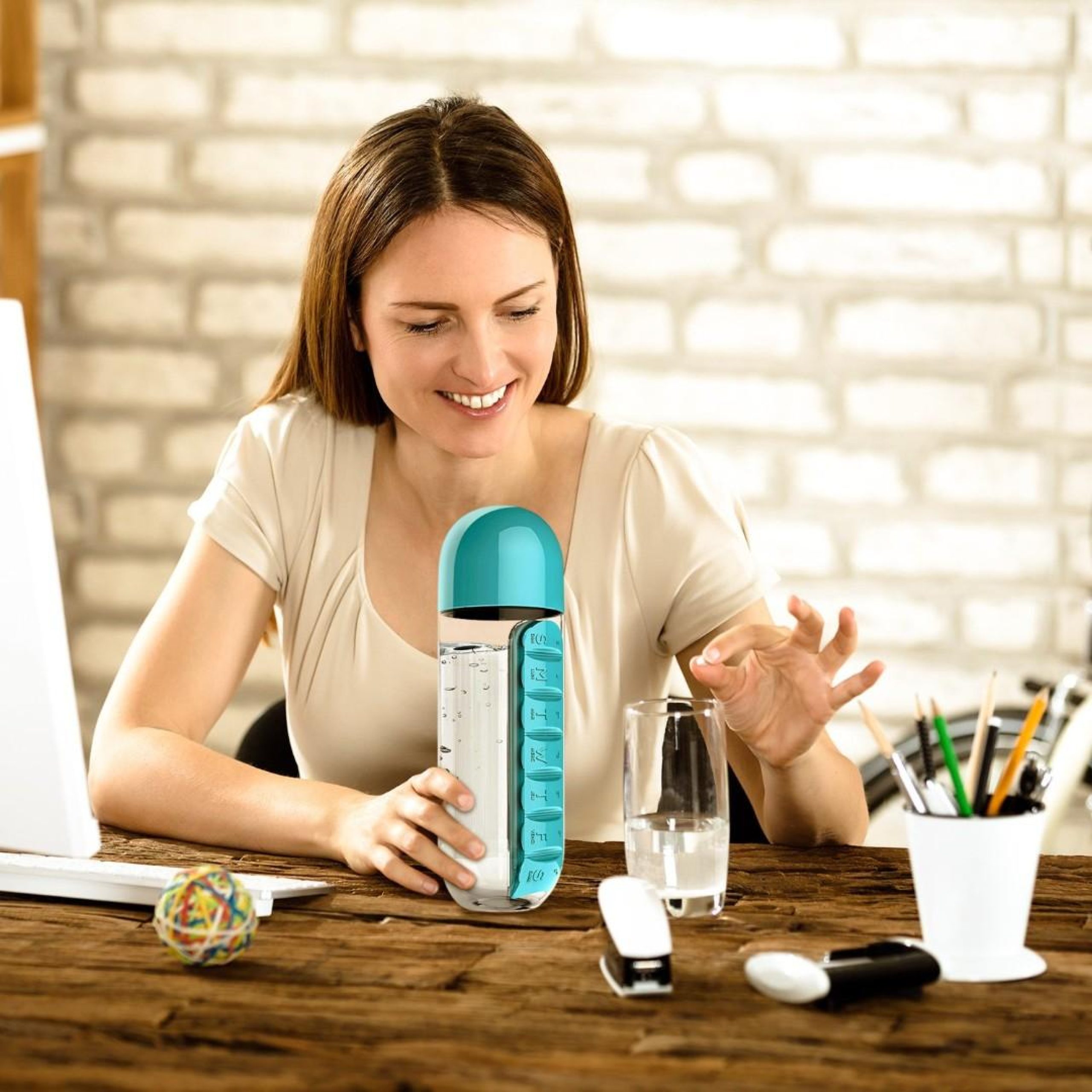 Water Bottle With Pill Holder_slide